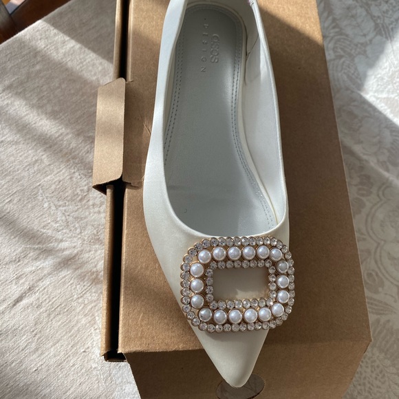 ASOS DESIGN Laura embellished pointed ballet flats in ivory satin - Picture 4 of 7